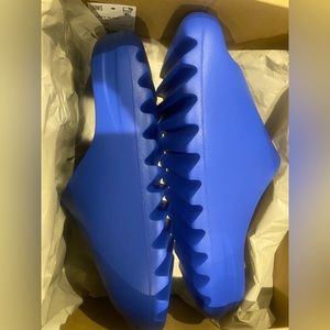 **SOLD** Yeezy Slides Azure